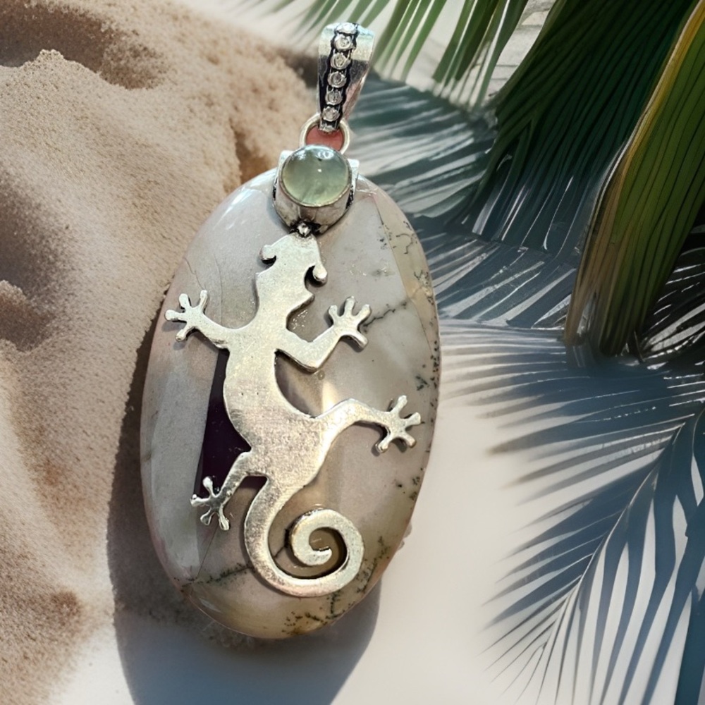 Lizard Gecko Howlite Stone Pendant Necklace w/ Green Gemstone